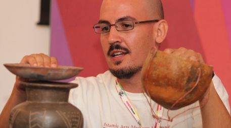 Fernando Gónzalez muestra réplicas de vasijas prehispánicas durante el Seminario Internacional del Tequila.  /