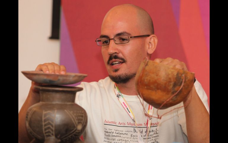 Fernando Gónzalez muestra réplicas de vasijas prehispánicas durante el Seminario Internacional del Tequila.  /