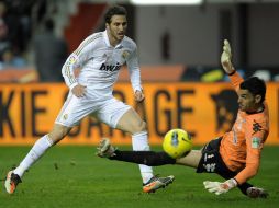 Gonzalo Higuaín en una acción ante el portero del Sporting de Gijón. AFP  /