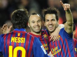 Messi, Iniesta y Fábregas celebran uno de los goles del cuadro catalán en el partido. AP  /