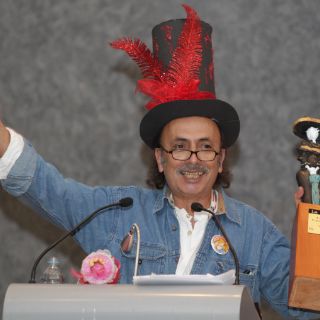 'Magú' recibe premio 'La Catrina 2011'