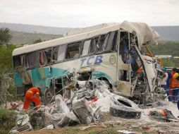 El camión llevaba una carga de materiales de construcción, que también se impactaron contra el autobús. AP  /