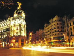 Vista nocturna de La Gran Vía en Madrid. ESPECIAL  /