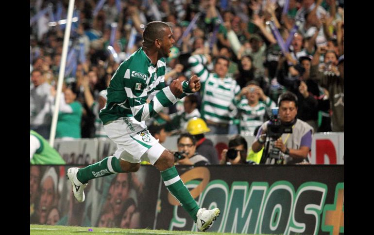Christian Suárez festeja uno de sus dos goles con la afición de Santos Laguna. MEXSPORT  /