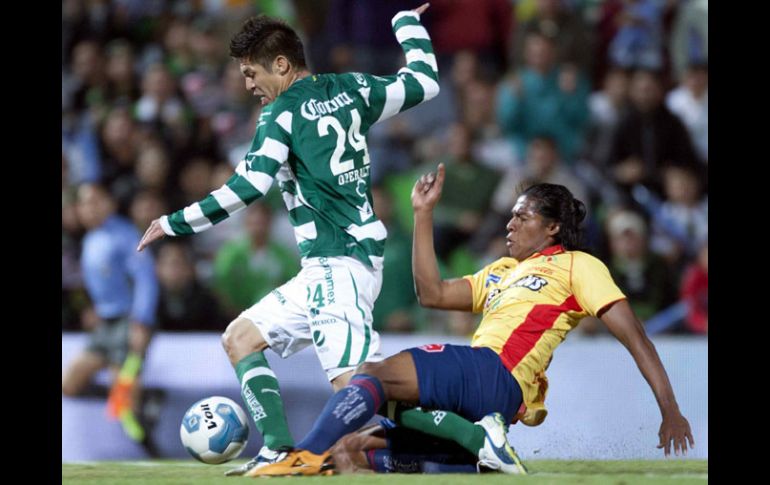 La acción que fue la diferencia en el partido: la falta de Huiqui sobre Peralta. MEXSPORT  /