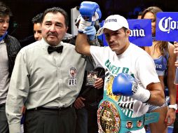 Johnny González (der.) sigue como monarca de los pluma del CMB. MEXSPORT  /