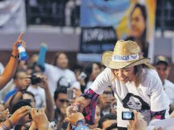 En la imagen, Josefina Vázquez Mota saluda a sus simpatizantes reunidos en el Complejo Panamericano de Voleibol.  /