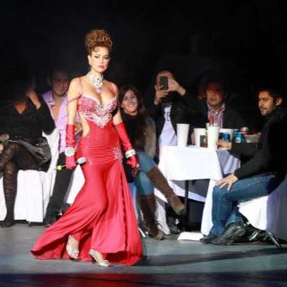 Aventurera ilumina la noche tapatía