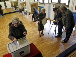 Una ciudadana eslovena ejerce su derecho al voto en las elecciones parlamentarias en un colegio electoral de Liubliana. EFE  /