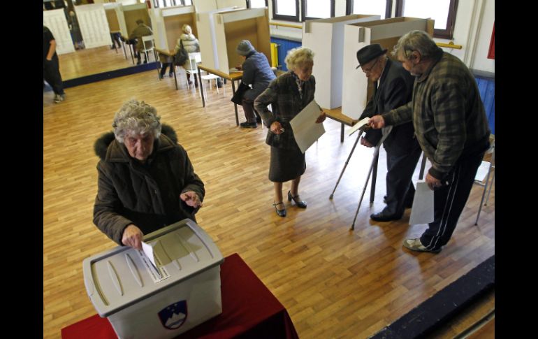 Una ciudadana eslovena ejerce su derecho al voto en las elecciones parlamentarias en un colegio electoral de Liubliana. EFE  /