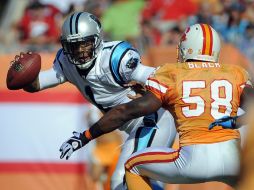 Cam Newton (izq) sigue dando la nota en su primera campaña en la NFL. AP  /