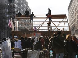 La policía dio a los protestantes una hora para desmantelar la estructura, pero se rehusaron. AFP  /