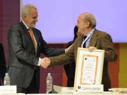 Raúl Padilla saluda al Premio Fernando Benítez, Guillermo Sheridan.  /