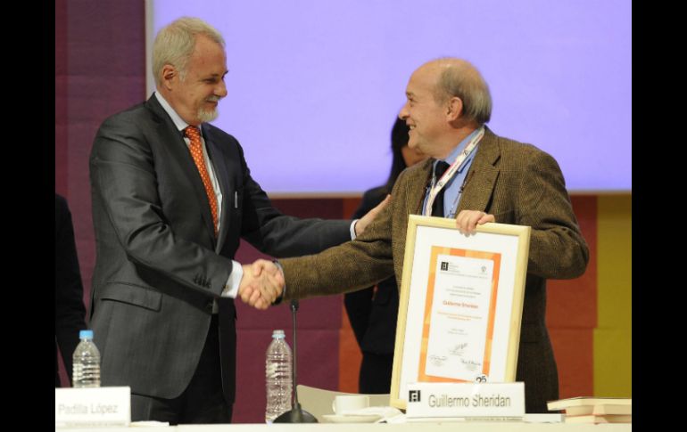 Raúl Padilla saluda al Premio Fernando Benítez, Guillermo Sheridan.  /