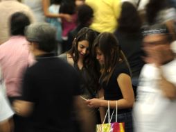 Jóvenes lectoras en medio de un mar de gente, en la jornada final de la Feria Internacional del Libro de Guadalajara.  /
