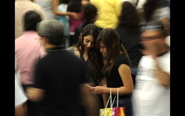 Jóvenes lectoras en medio de un mar de gente, en la jornada final de la Feria Internacional del Libro de Guadalajara.  /