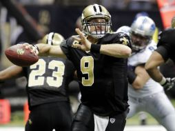 El mariscal de campo de los Santos, Drew Brees, pasa un balón durante el primer cuarto. AP  /