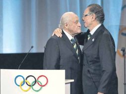 Foto de archivo de Joao Havelange (izq.), con organizador de los Juegos Olímpicos de Río de Janeiro 2016, Carlos Arthur Nuzman. AP  /