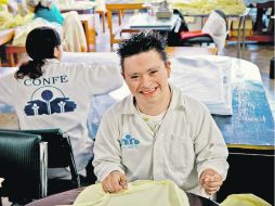 Apoyo. En el centro Confe se les capacita para que puedan acceder a una bolsa de trabajo. EL UNIVERSAL  /