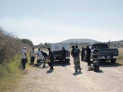 Personal forense acude a una brecha de la Carretera Tlajomulco-Tala, donde es encontrado el cadáver de una mujer.  /