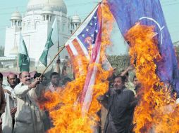 Paquistaníes se manifiestan por los ataques aéreos de tropas de la OTAN contra objetivos militares en el país árabe. EFE  /