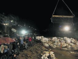 Momento en el que sacan del agua la bomba de aviación del Río Rin, en Alemania. EFE  /