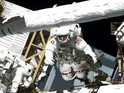 En su misión más famosa trasladó cuatro mil 300 kilos de carga en el Atlantis para abastecer la tripulación de la EEI. NOTIMEX  /