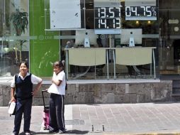 La divisa estadounidense se fijó en un máximo a la venta de 13.95 pesos. ARCHIVO  /