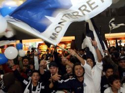 Los fans de Rayados Monterrey dejan ver su entusiasmo antes de su vuelo a Japón. MEXSPORT  /