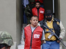 Autoridades trasladan a un grupo de 10 presuntos sicarios del cartel del Golfo que atacaron dos bares en NL. EFE  /