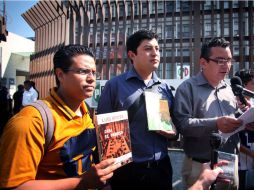 Los universitarios le regalaron a Peña Nieto tres libros entre los que está la Constitución Nacional.  /