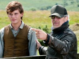 Steven Spielberg da instrucciones al joven debutante Jeremy Irvine, protagonista de la cinta ''War horse''. ESPECIAL  /