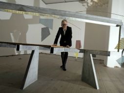 El artista británico Martin Boyce, ganador del Turner, junto a su obra Do words have voices?. REUTERS  /