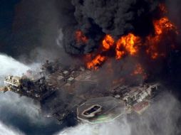 La explosión mató a 11 personas, hirió a otras 16, y vertió casi cinco millones de barriles de petróleo al mar. AP  /