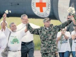 Imagen del 30 de marzo de 2010 cuando Pablo Emilio Moncayo (der.) fue liberado por la guerrilla. NTX  /