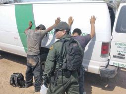 Policías de la Patrulla Fronteriza detienen a indocumentados mexicanos, en Arizona. EFE  /