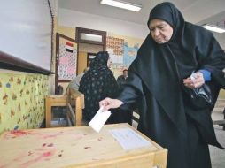 Una ciudadana egipcia deposita su voto en una urna en El Cairo. EFE  /