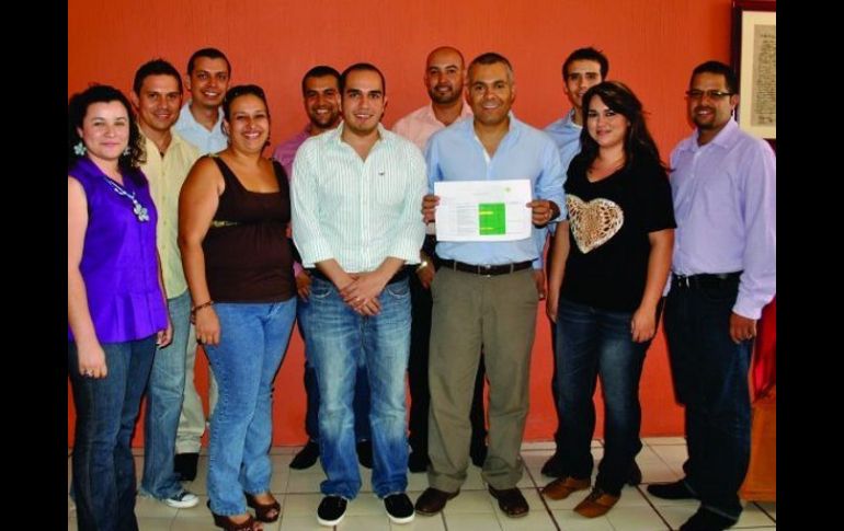 El alcalde de Unión de Tula, Jaime Ismael Díaz, (tercero de der a izq.) denunció un desfalco al erario por su antecesor. ESPECIAL  /