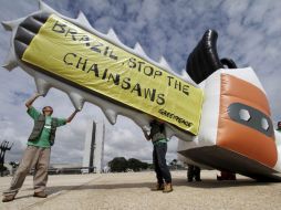 El grupo ecologista infló enormes globos frente a la sede del Senado manifestandose por la reforma. REUTERS  /