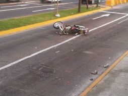 El cuerpo yacía sobre la avenida, lo que provocó rezago vial.  /