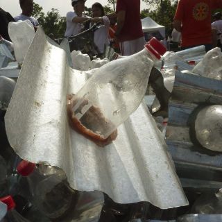 Luz en Filipinas, mediante una botella de plástico