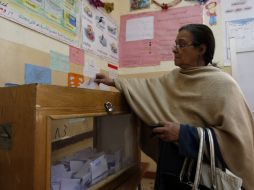 Una mujer vota durante la segunda vuelta de la primera etapa de los comicios legislativos. EFE  /