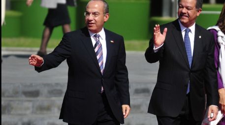 El presidente de República Dominicana, Leonel Fernández (d), saluda junto a su homólogo mexicano, Felipe Calderón (i). EFE  /