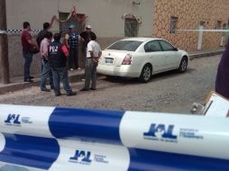 La puerta trasera del lado derecho del vehículo se aprecian manchas de sangre.  /