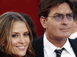 Sheen y Mueller se separaron en mayo. Son padres de unos mellizos. AP  /