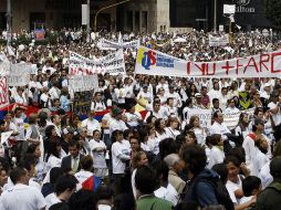 Miles de personas participan en una marcha contra el secuestro y la violencia en Bogotá, Colombia. EFE  /
