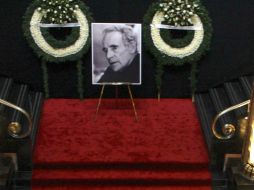 Cerca de las 12:25 horas, el cuerpo del fundador del Ballet Teatro del Espacio arribó al máximo recinto cultural. EL UNIVERSAL  /