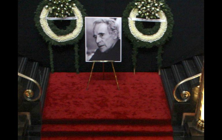 Cerca de las 12:25 horas, el cuerpo del fundador del Ballet Teatro del Espacio arribó al máximo recinto cultural. EL UNIVERSAL  /