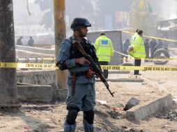 Un policía afgano vigila el lugar en donde ocurrió una explosión que mató al menos a 62 chiíes. NTX  /