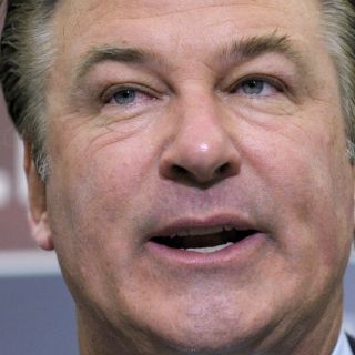 Alec Baldwin se queda fuera de un vuelo por jugar con su teléfono